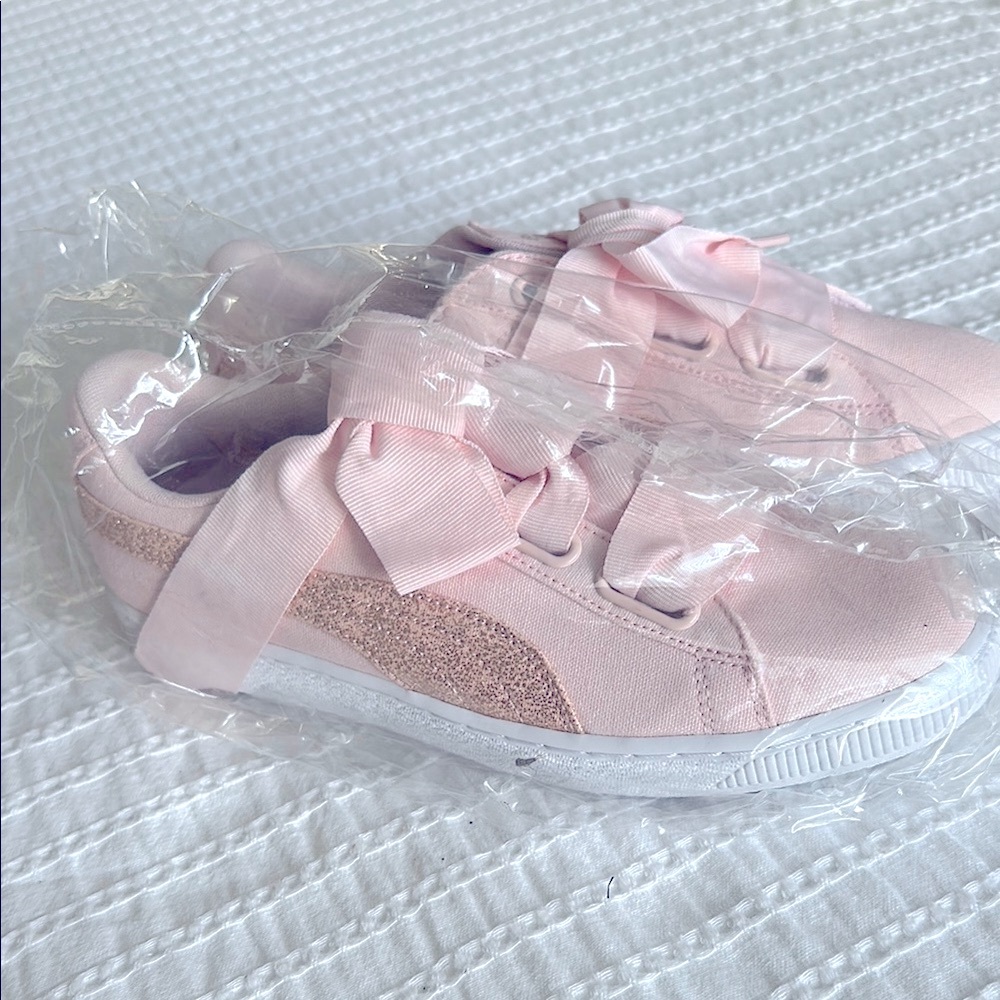NWT Women Puma Pink Vikky Ribbon Sneaker Glitter side, preppy and cute.